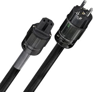 Due prese elettriche maschio nere collegate da un cavo intrecciato nero, vista ravvicinata frontale