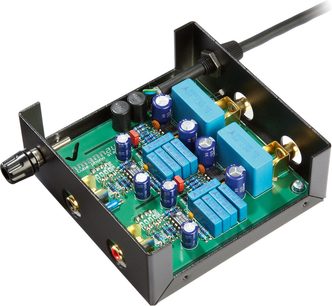 Preamplificatore phono Lehmann Audio Black Cube nero, vista dall'alto in prospettiva, circuito stampato verde con componenti elettronici