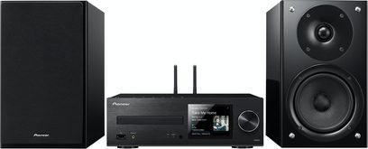Pioneer X-HM86D sort mini-anlæg set forfra, CD-afspiller, boghylde-højttalere, subwoofer med synlig højttaler
