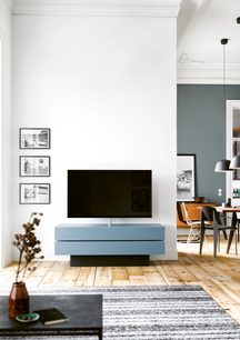 Lavt gråt og blåt TV-møbel Spectral Brick BR1502, set forfra i en moderne og lys stue med lyse trægulve
