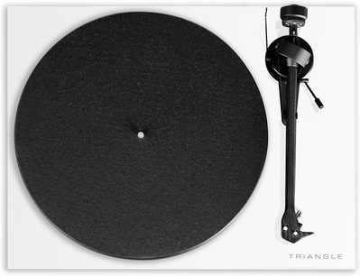 Hi-fi vinylspiller Triangle Lunar 3 hvit, sett ovenfra, svart sirkulært platetallerken til venstre, tonearm til høyre