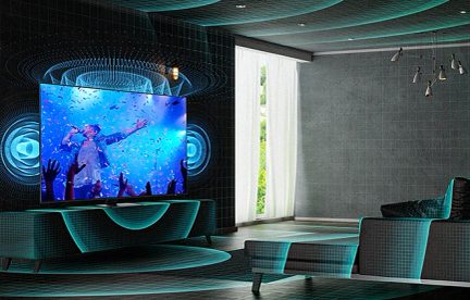 Platte scherm dat een onderwaterscène weergeeft in een moderne woonkamer met groene en blauwe geruite banken