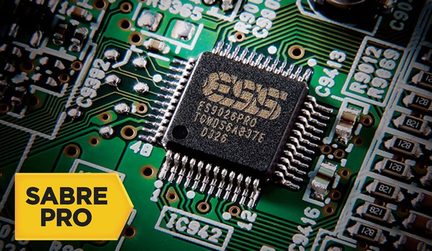 Nærbillede af ESS Technology ES9028PRO elektronisk chip set forfra på grønt printplade