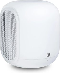 Bílý subwoofer BlueSound PULSE SUB SW200, pohled ze tří čtvrtin s perforovanou boční mřížkou
