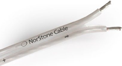 Hvidt Norstone SV250-kabel til højttaler, profilvisning, stik i den ene ende, sort tekst "Nor Stone Cable →"