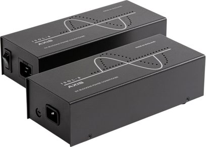 Två svarta Isol-8 Axis 10 strömrenare, sedda snett framifrån, med eluttag och grå mönster