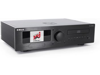 Tümleşik Hi-Fi Sistemi Block CVR-100+ MKIII, siyah fırçalanmış alüminyum, sol ön üç çeyrek görünüm, büyük renkli ekran, geniş ses düğmesi, CD çekmecesi ve düğme sırasıyla donatılmış ön panel, yan havalandırma kanatçıklarıyla