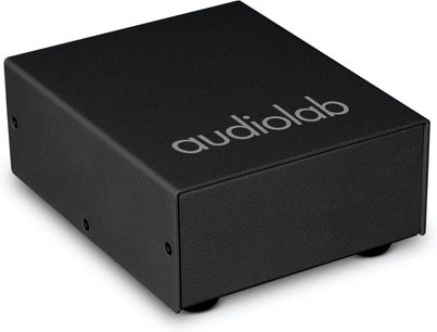 Мережевий кондиціонер Audiolab DC-BLOCK чорного кольору з матовою поверхнею, сріблястим логотипом зверху та видимими бічними гвинтами