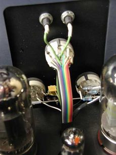 Flerfarvede kabler tilsluttet stik på en sølvfarvet metalenhed fra Manley Reference Series 440/200 audio