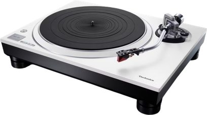 Weißer Technics SL-1500CEG-W Plattenspieler mit schwarzem Plattenteller und silbernem Tonarm in Dreiviertelansicht