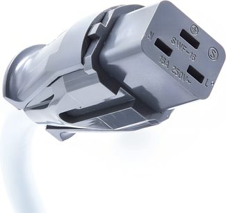Cavo di alimentazione Supra LORAD 2.5 CS-16-EU, spina di rete angolata grigia in primo piano sul connettore IEC, cavo bianco
