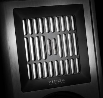 Hi-fi-højttaler Piega close-up af rektangulær bånddiskant, lodret metalgitter, børstet aluminiumfinish
