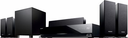 Sort Sony BDV-E370 hjemmebiografsystem bestående af en Blu-ray-afspiller, to højttalertårne og tre kompakte højttalere
