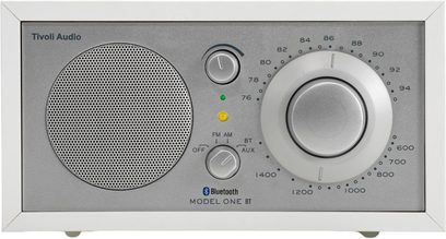 Radiobudzik stołowy Bluetooth FM AM Tivoli Model One BT biało-srebrny, głośnik po lewej i duża okrągła tarcza po prawej