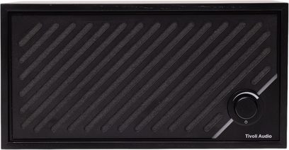Altavoz Tivoli Model Two Digital negro, rejilla de plástico con lamas diagonales, rueda redonda en la parte inferior derecha, vista frontal