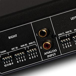 Electrocompaniet ECP-2 MKII phono-forforstærker, nærbillede af bagsiden, RCA-stik og indstillinger for gain og belastning