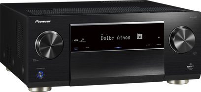 Pioneer SC-LX801 sort hjemmebiografsforstærker, set forfra, "Dolby Atmos" vist på skærmen, to sølvfarvede drejeknapper