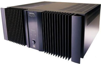 Amplificateur de puissance Rotel RMB-1075, vue de face, finition noire, 12 dissipateurs thermiques verticaux