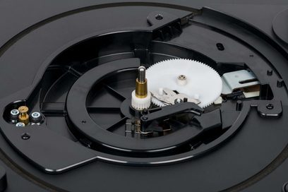 Giradischi Thorens TD 101 A nero opaco, vista ravvicinata interna del piatto e del braccio di lettura con testina