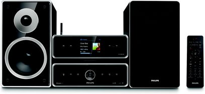 Philips MCI500H sort hi-fi-anlæg, set forfra, bestående af højttalere, en LCD-skærm der viser "Clear Day", og en fjernbetjening
