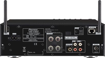 Pioneer X-HM82D-K sort mini-stereoanlæg set forfra med CD-afspiller, USB-porte og lydindgange på forsiden