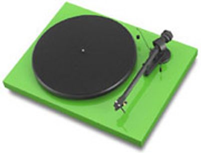 Gramofon Pro-Ject Debut III zelený, pohled shora, černé raménko, černý talíř na výrazně zeleném podstavci