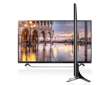 Fladskærms-tv der viser et syn af Venedig ved solnedgang, med Markuspladsen og gondoler på vandet