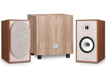 Sistema audio Triangle con due diffusori con finitura in legno e subwoofer abbinato, vista frontale