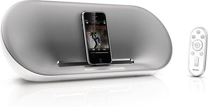 Philips DS8500 sølvfarvet dockingstation til iPhone med fjernbetjening, perspektivisk forfra-visning på hvid baggrund