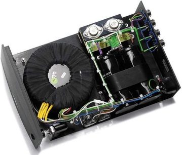 Naim Audio HiCap2 DR strømforsyning set oppefra, åben, farvede elektroniske komponenter på mat sort chassis