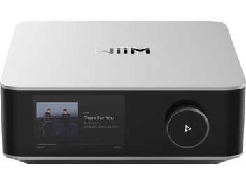 WiiM Amp Ultra stereointegroitu vahvistin hopeanvärinen, musta etupaneeli värinäytöllä ja suurella säätönupilla