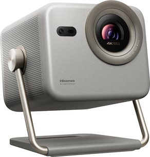 Videoprojektor Hisense M2 PRO v hliníkovém šedém kovovém provedení, pohled zepředu ze tří čtvrtin s velkým tmavě orámovaným objektivem 4K, boční mikroperforovanou ventilační mřížkou a přizpůsobenou naklopitelnou trubkovou nohou
