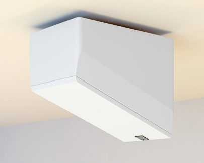 Rektangulær hvit taklampe med integrert belysning og svart bevegelsessensor i midten