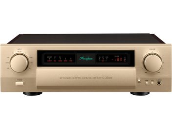 Stereo-esivahvistin C-2300, etunäkymä, suorakulmainen kultainen kotelo, kaksi suurta pyöreää nuppia, keskellä näyttö