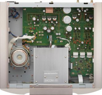 Marantz SA-15S2 sølvfarvet CD-afspiller, indvendigt syn af elektroniske komponenter, grønne printplader, sølvfarvede stik og kabler
