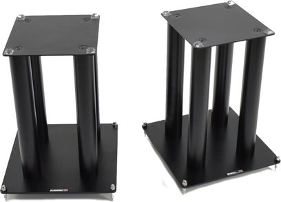 To sorte Atacama Audio SLX400 højtalere i metal, med rektangulær form, set forfra og fra tre kvarter bagfra