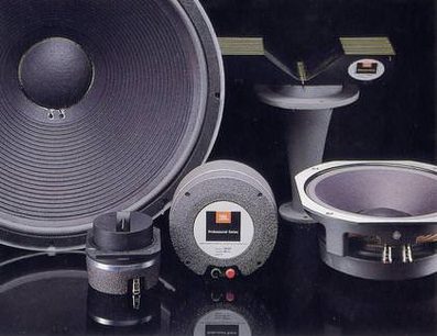 JBL Studio Monitor 4345 sorte højttalere, set forfra, med højttalere, forstærkere og audiokablerne