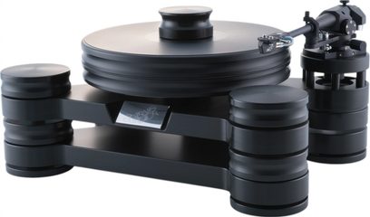 Giradischi hi-fi Transrotor Dark Star Reference TRA Studio nero in acrilico opaco, vista tre quarti anteriore, con piatto circolare massiccio, telaio triangolare sostenuto da tre pilastri cilindrici sovrapposti, braccio di lettura montato su torre isolata e logo inciso su pannello inclinato