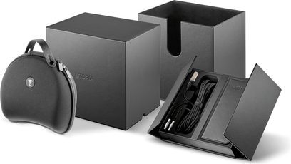 Open hi-fi hoofdtelefoon Focal Utopia 2022 met zwarte lederen oorschelpen, donkergrijze metalen hoofdband en opbergdoos