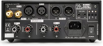 Vedere din spate a unui amplificator de putere Gold Note PA-10 argintiu cu conectori audio și setări, vedere de aproape