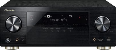 Pioneer VSX-1123-K sort hjemmebiografsforstærker, frontpanel, display viser "DTS-HD MSTR", kontrolknapper og drejeknapper