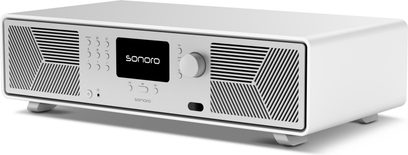 Sistema hi-fi tutto in uno Sonoro Avaton bianco opaco e argento, griglie metalliche, schermo centrale, grande pulsante, vista 3/4 frontale