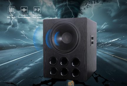 Černý basový subwoofer TV 8000 W s velkým předním reproduktorem a šesti kulatými bassreflexovými otvory, bouřkové pozadí a popraskaná silnice