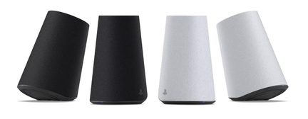 Quatro colunas cónicas em tecido, duas pretas e duas brancas, logótipo PlayStation e LED azul na base, vista frontal