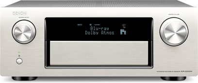 Wzmacniacz kina domowego Denon AVR-X5200W w kolorze srebrnym, z aluminiową szczotkowaną przednią ścianką, centralnym wyświetlaczem i bocznymi pokrętłami