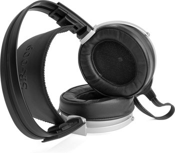Åbent hi-fi hovedsæt STAX SR-009 i sort, ovale gittrede ørepuder, justerbart hovedbånd, spiralkabel, set fra tre kvart vinkel