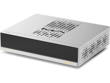 Matrix Audio MS‑1 PRE netværksafspiller i sølvfarvet aluminium, set fra højre forfra i trekvart vinkel, sort glat front med enkelt gul tænd/sluk-knap, top og højre side perforeret i bikubemønster med udskåret MA-logo