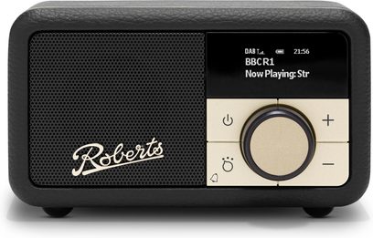 Roberts Revival Petite 2 sort bordradio i sort tekstureret kunstlæder, set forfra, med sort perforeret metalgitter og gyldent Roberts-logo til venstre, sort digitalt display og gyldent kontrolpanel med en stor central drejeknap omgivet af plus- og minus-knapper