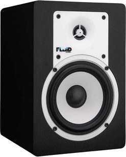 Černý monitorovací reproduktor Fluid Audio, pohled zepředu, bílý reproduktor, černý výškový reproduktor, bílé logo "Fluid Audio"