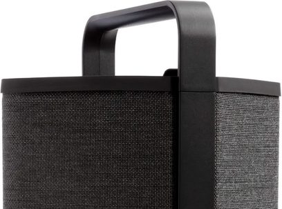 Přenosný Bluetooth reproduktor Escape P6 BT černý, černá rukojeť, černý gril, matný černý obdélníkový kryt, pohled zepředu